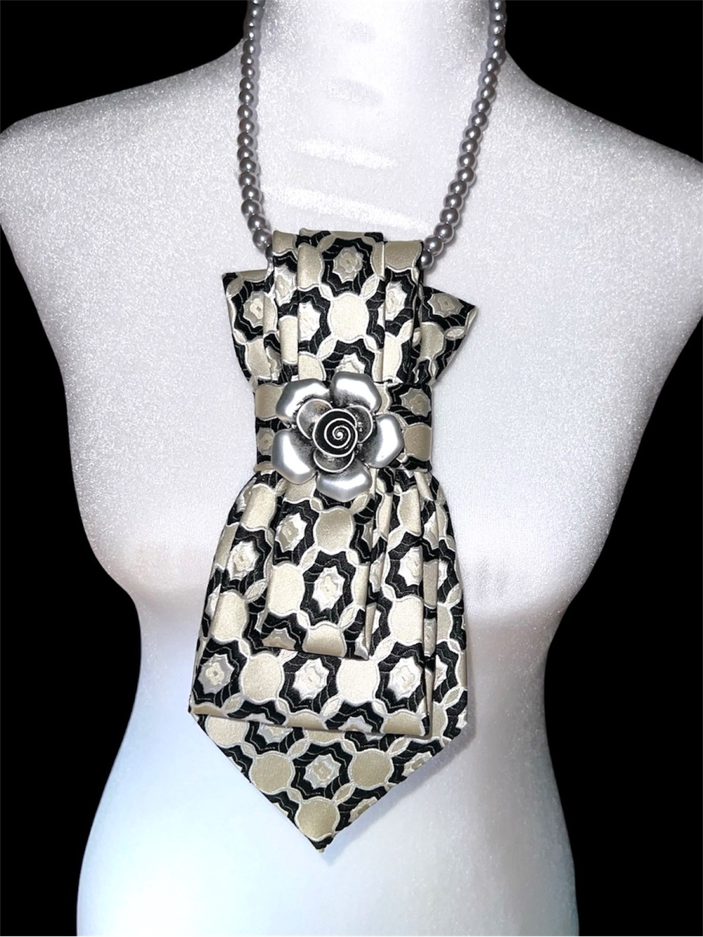 Black and Cream Floral Pendant Pearl necktie Necklace